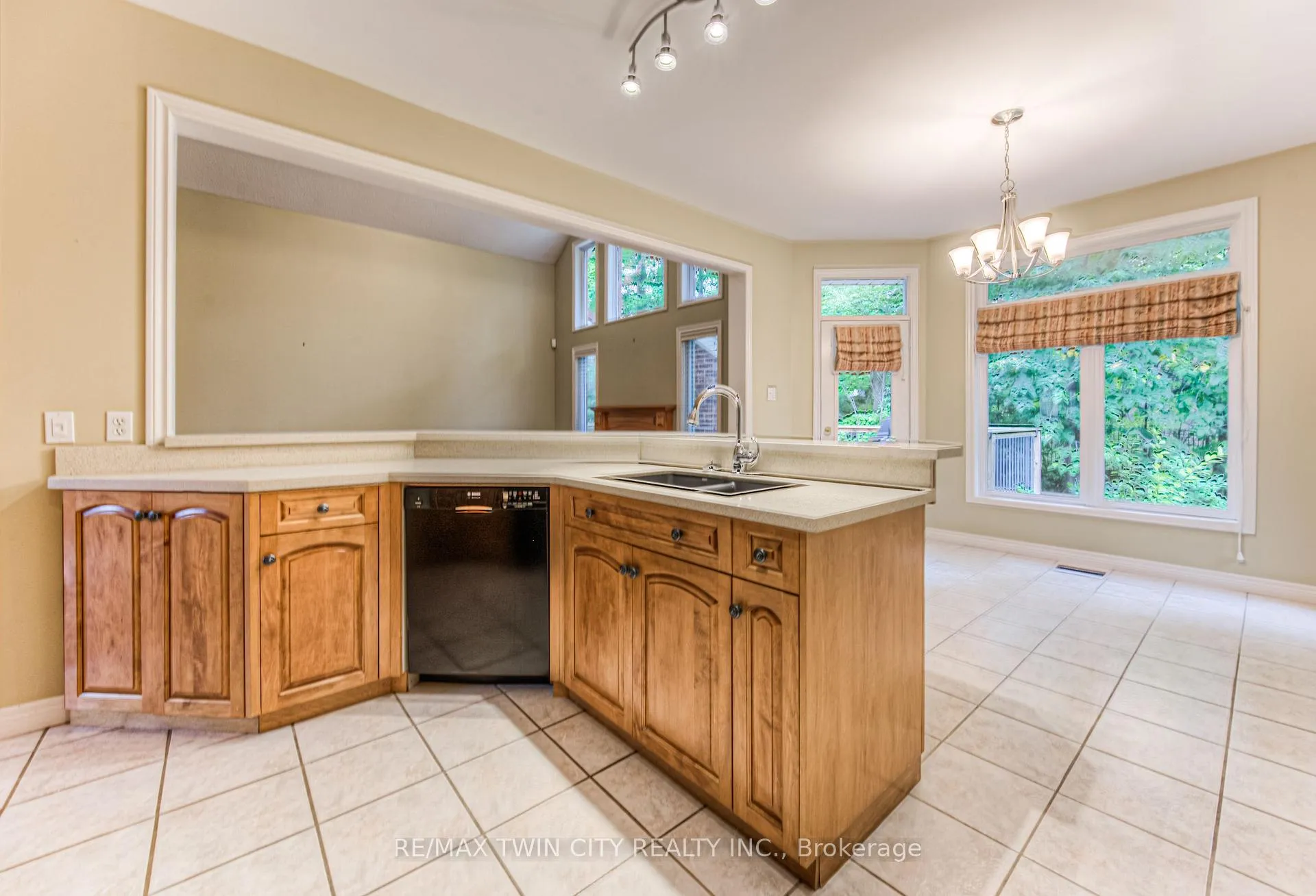 Photo 13 of 532 Birchleaf Walk E, Waterloo — HOMEH