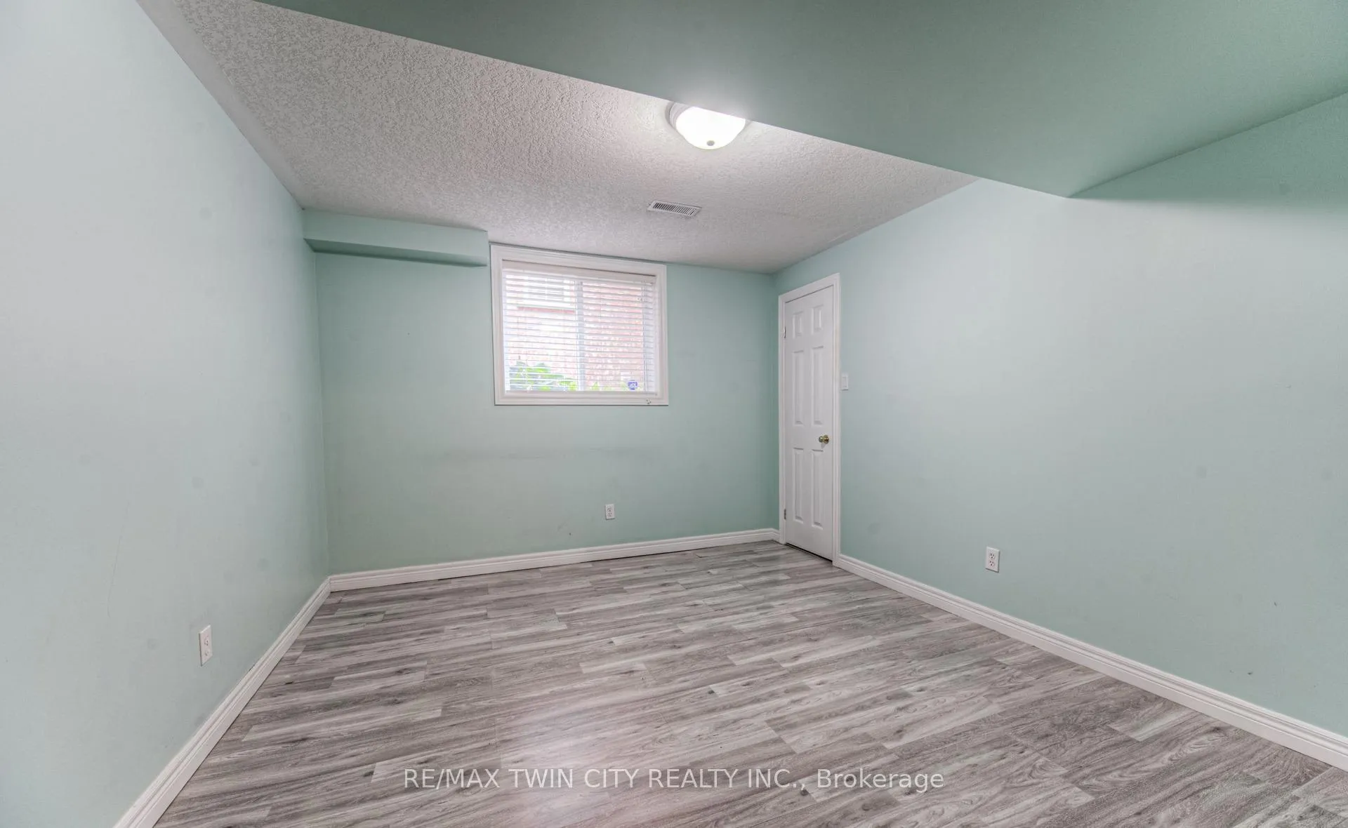 Photo 33 of 532 Birchleaf Walk E, Waterloo — HOMEH