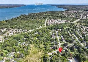 Photo 3 of 205 Merrett Drive, Barrie, Innis-Shore — HOMEH