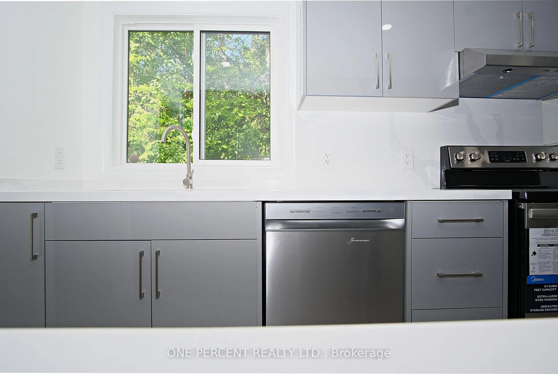 Photo 14 of 39 Broadview Street, Collingwood — HOMEH