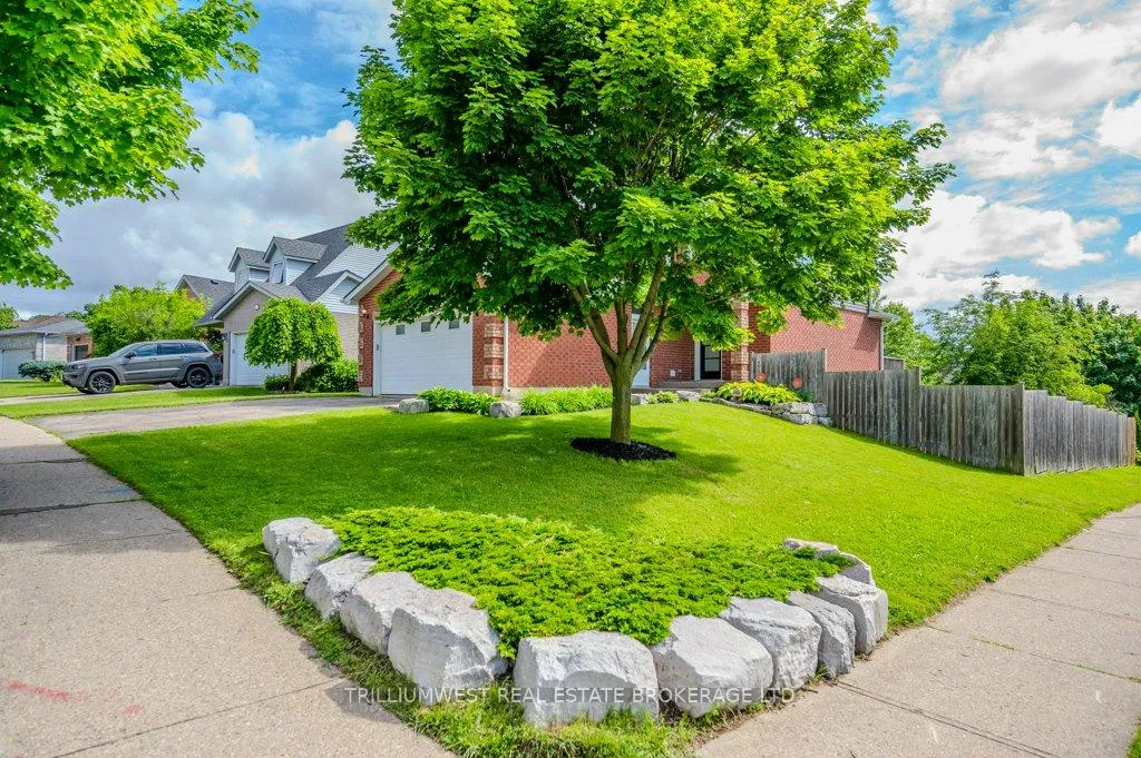 Photo 4 of 26 Oprington Drive, Kitchener — HOMEH