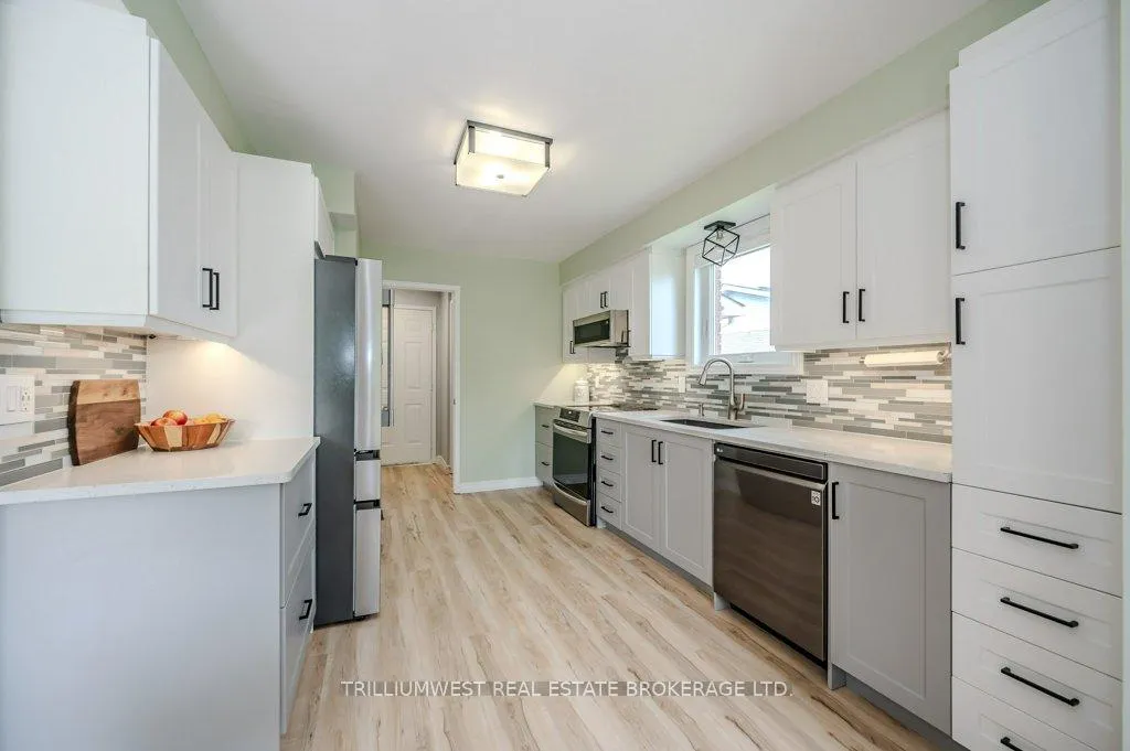 Photo 16 of 26 Oprington Drive, Kitchener — HOMEH