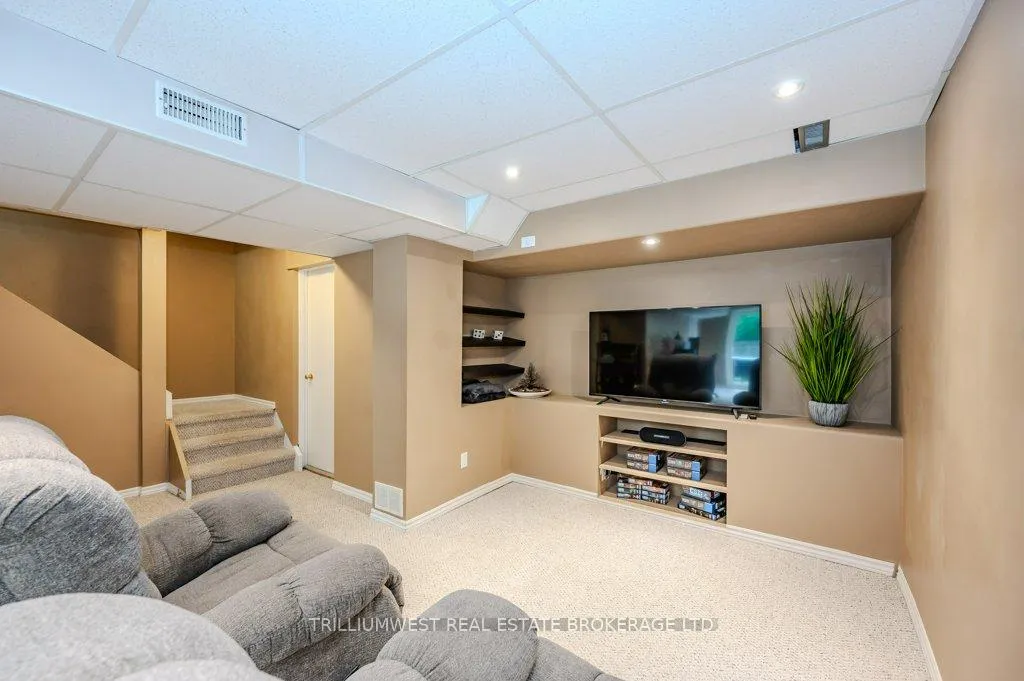Photo 37 of 26 Oprington Drive, Kitchener — HOMEH