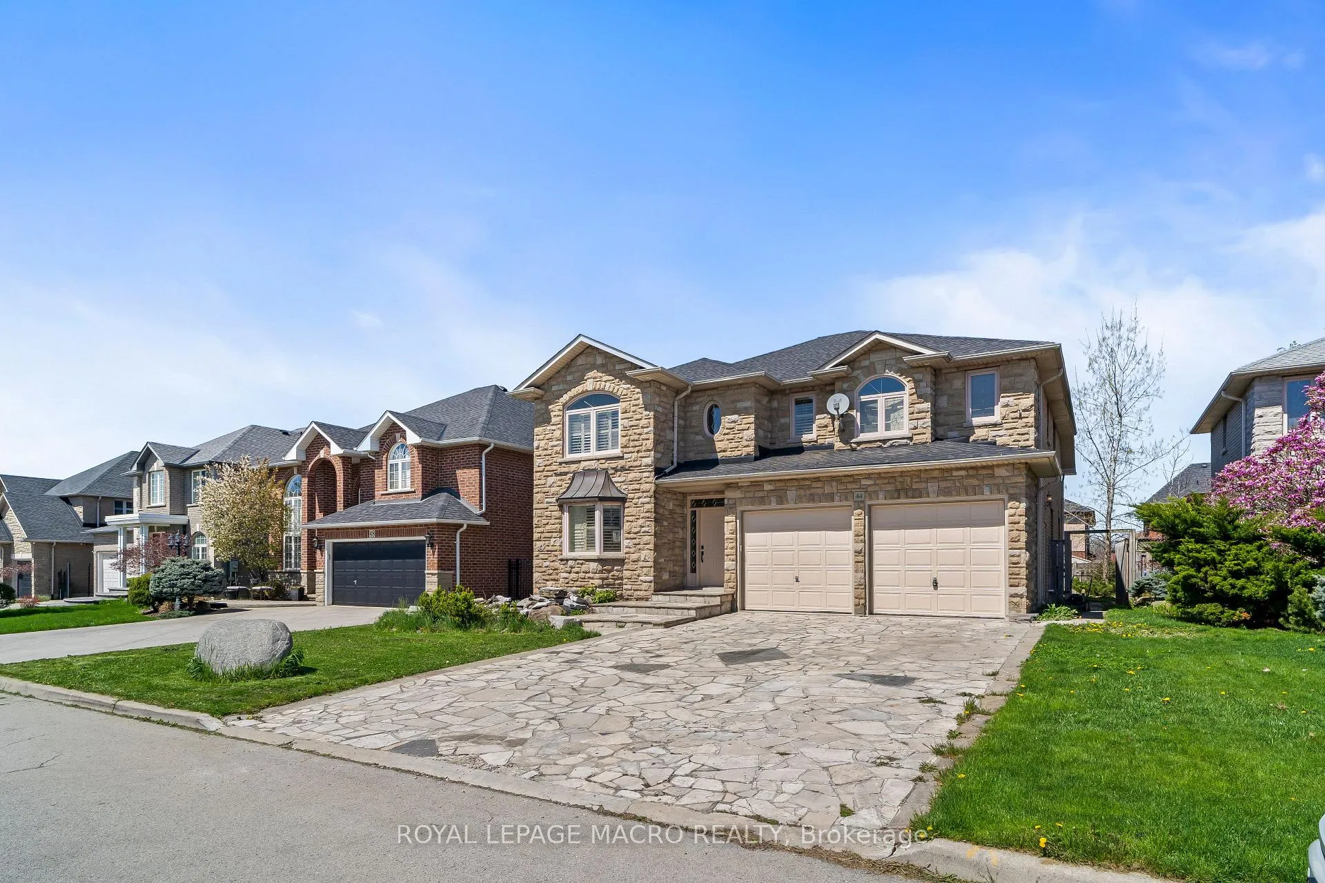 Photo 2 of 44 Davis Crescent, Hamilton, Stoney Creek Mountain — HOMEH