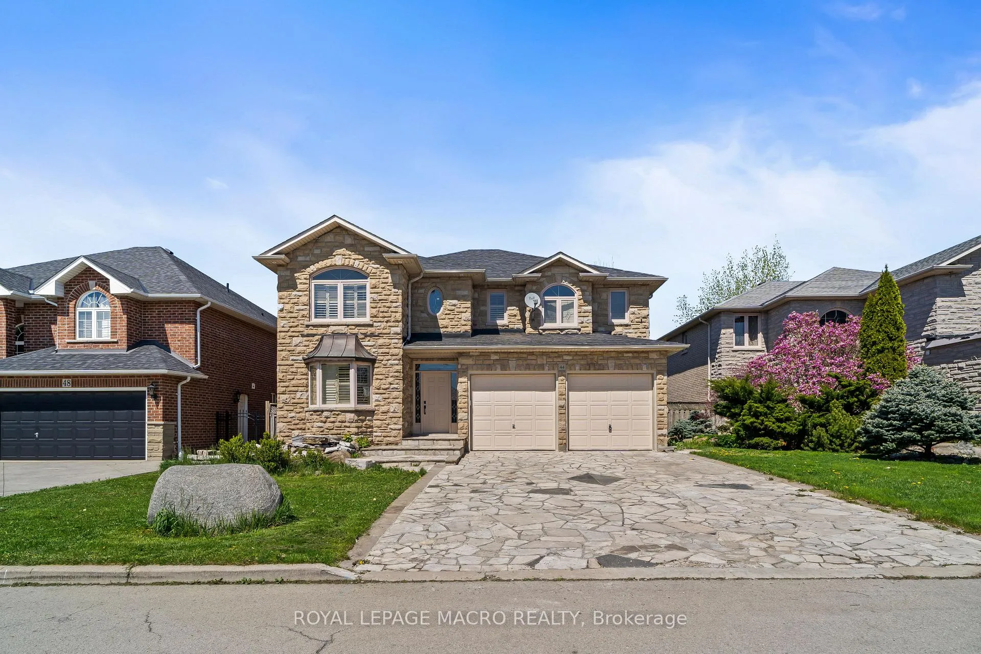 Photo 3 of 44 Davis Crescent, Hamilton, Stoney Creek Mountain — HOMEH