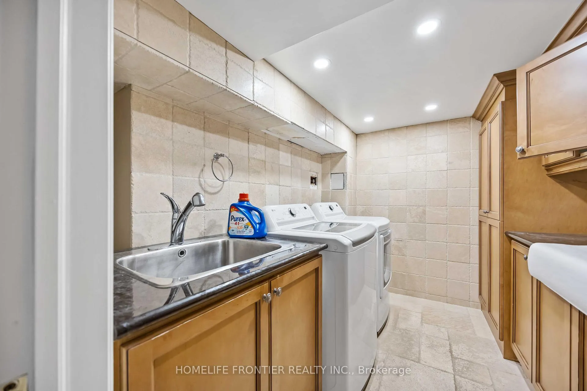 Photo 18 of 192 Kimber Crescent W, Vaughan, East Woodbridge — HOMEH
