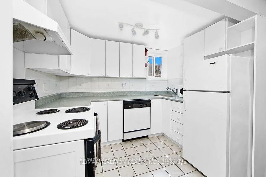 Photo 17 of 1317 Fundy Court, Oshawa, Lakeview — HOMEH