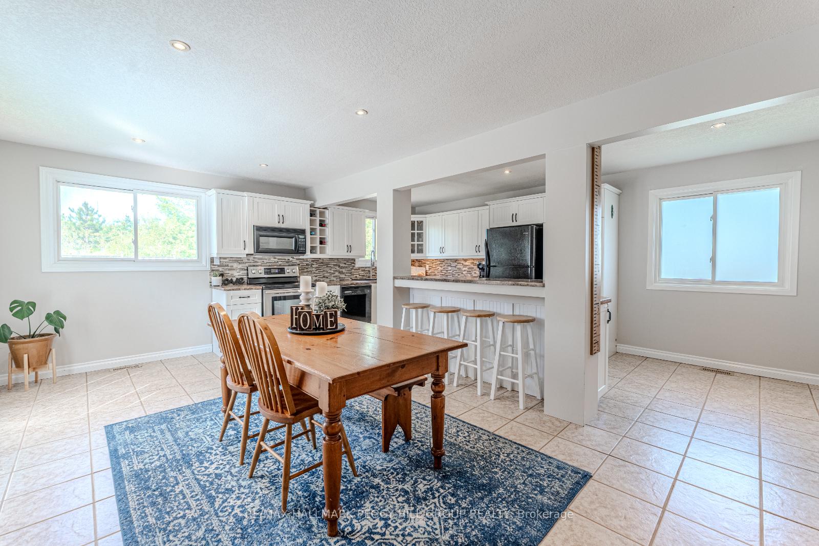 Photo 3 of 40 McConkey Place, Barrie, Allandale Heights — HOMEH