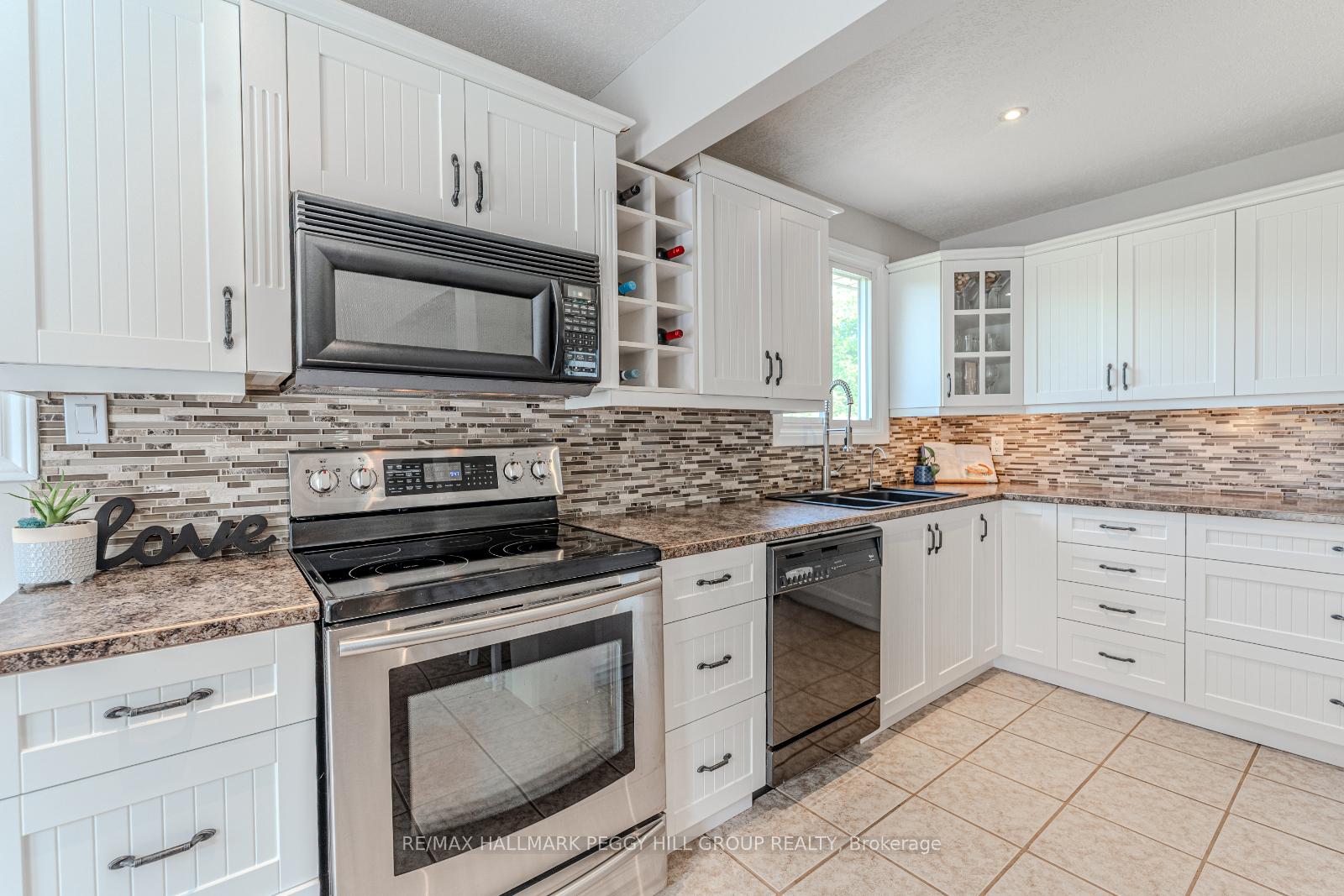 Photo 5 of 40 McConkey Place, Barrie, Allandale Heights — HOMEH