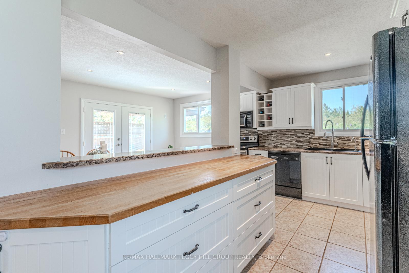Photo 6 of 40 McConkey Place, Barrie, Allandale Heights — HOMEH