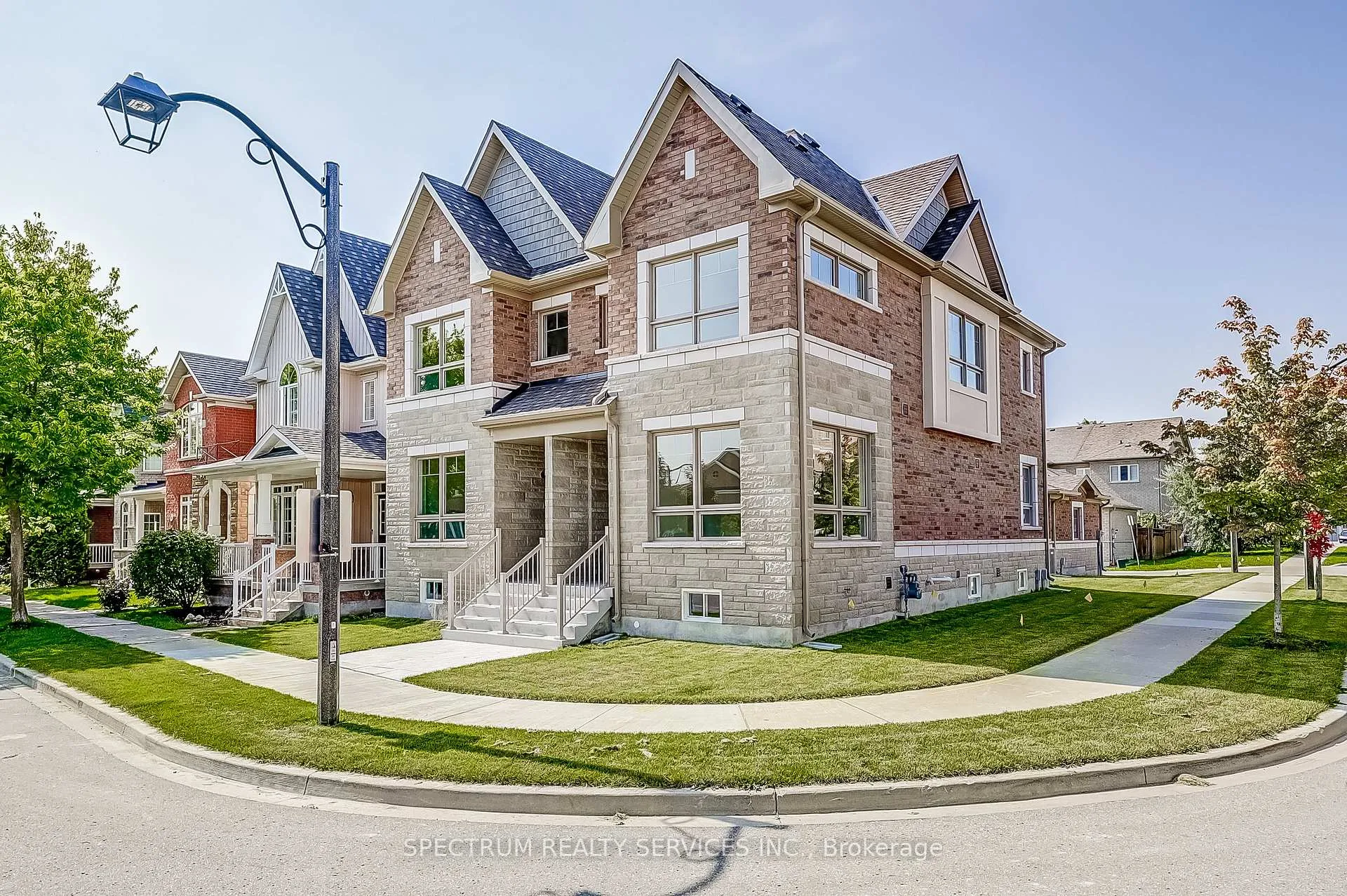 Photo 2 of 40 Lindcrest Manor, Markham, Cornell — HOMEH