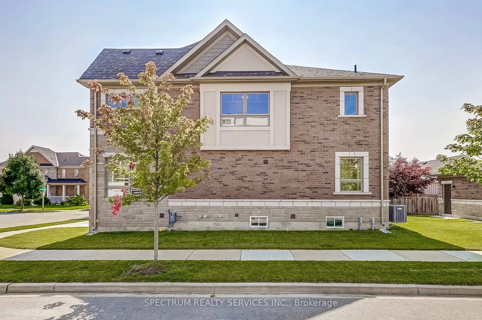 Photo 3 of 40 Lindcrest Manor, Markham, Cornell — HOMEH