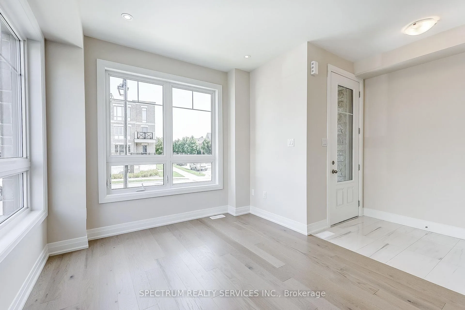 Photo 5 of 40 Lindcrest Manor, Markham, Cornell — HOMEH