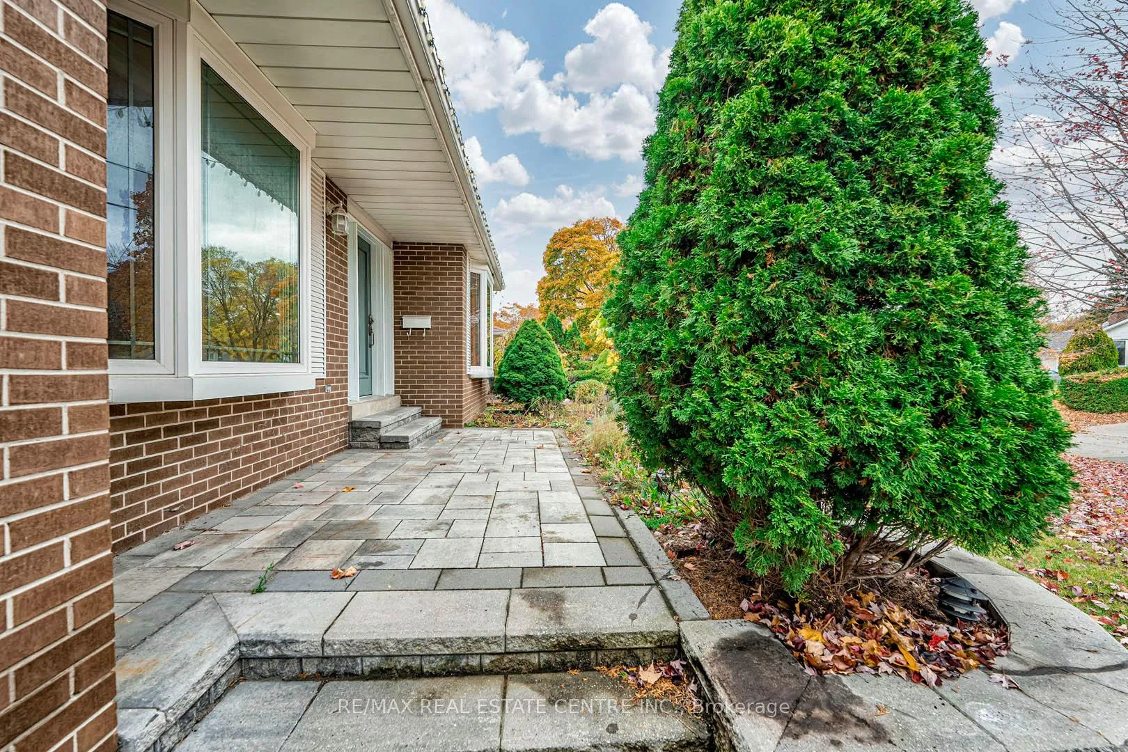 Photo 5 of 105 Drakefield Road, Markham, Bullock — HOMEH