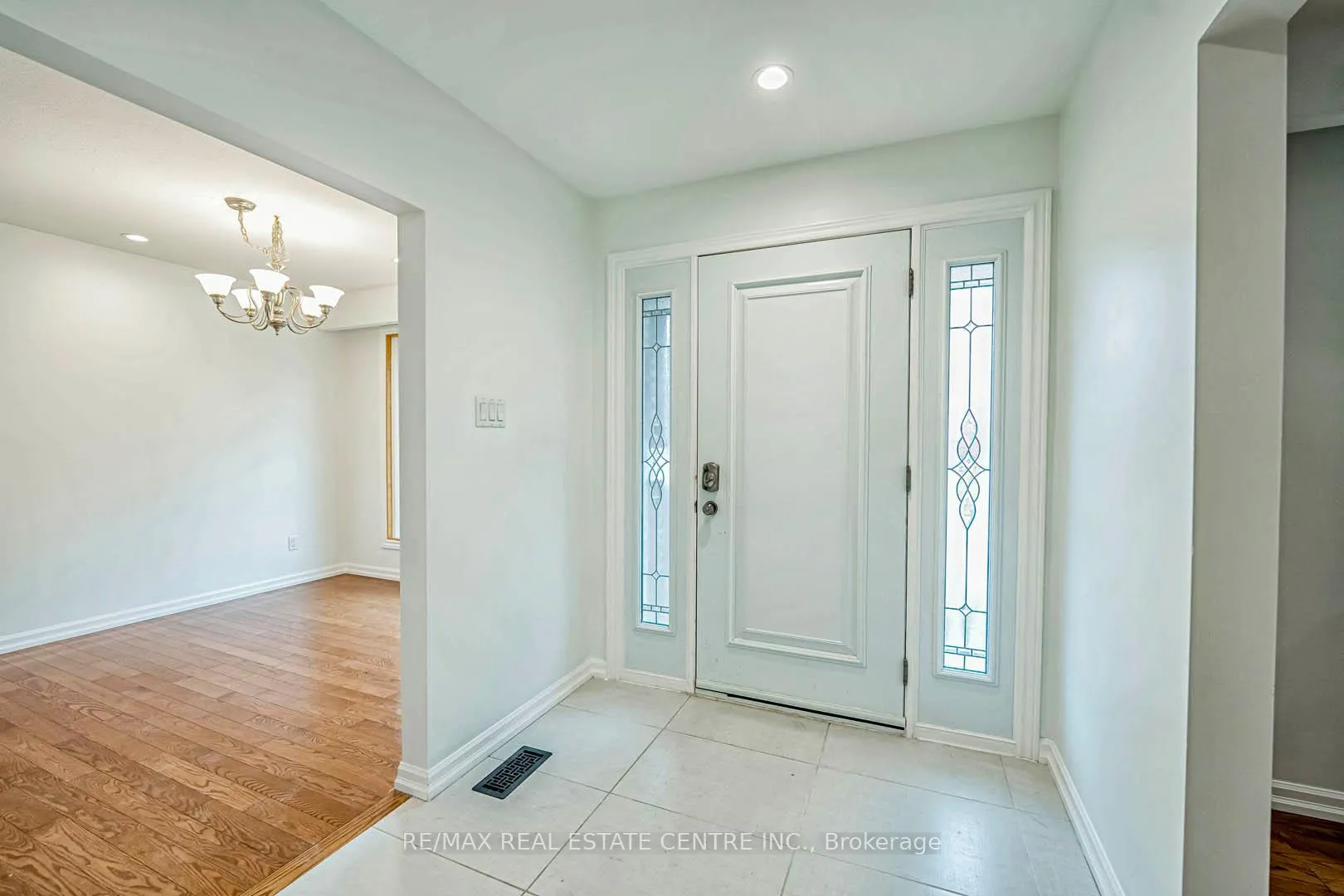 Photo 6 of 105 Drakefield Road, Markham, Bullock — HOMEH
