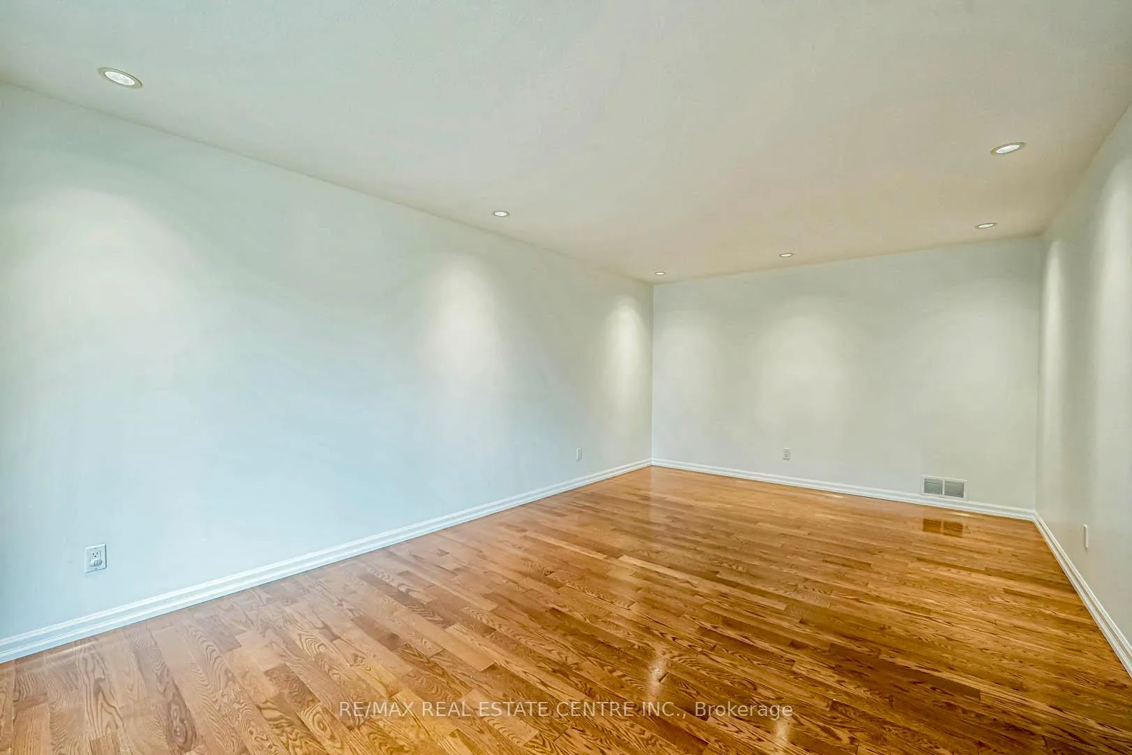 Photo 8 of 105 Drakefield Road, Markham, Bullock — HOMEH
