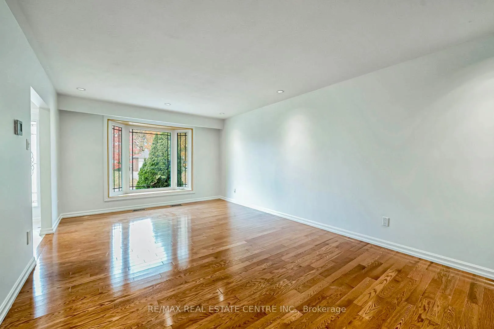 Photo 9 of 105 Drakefield Road, Markham, Bullock — HOMEH