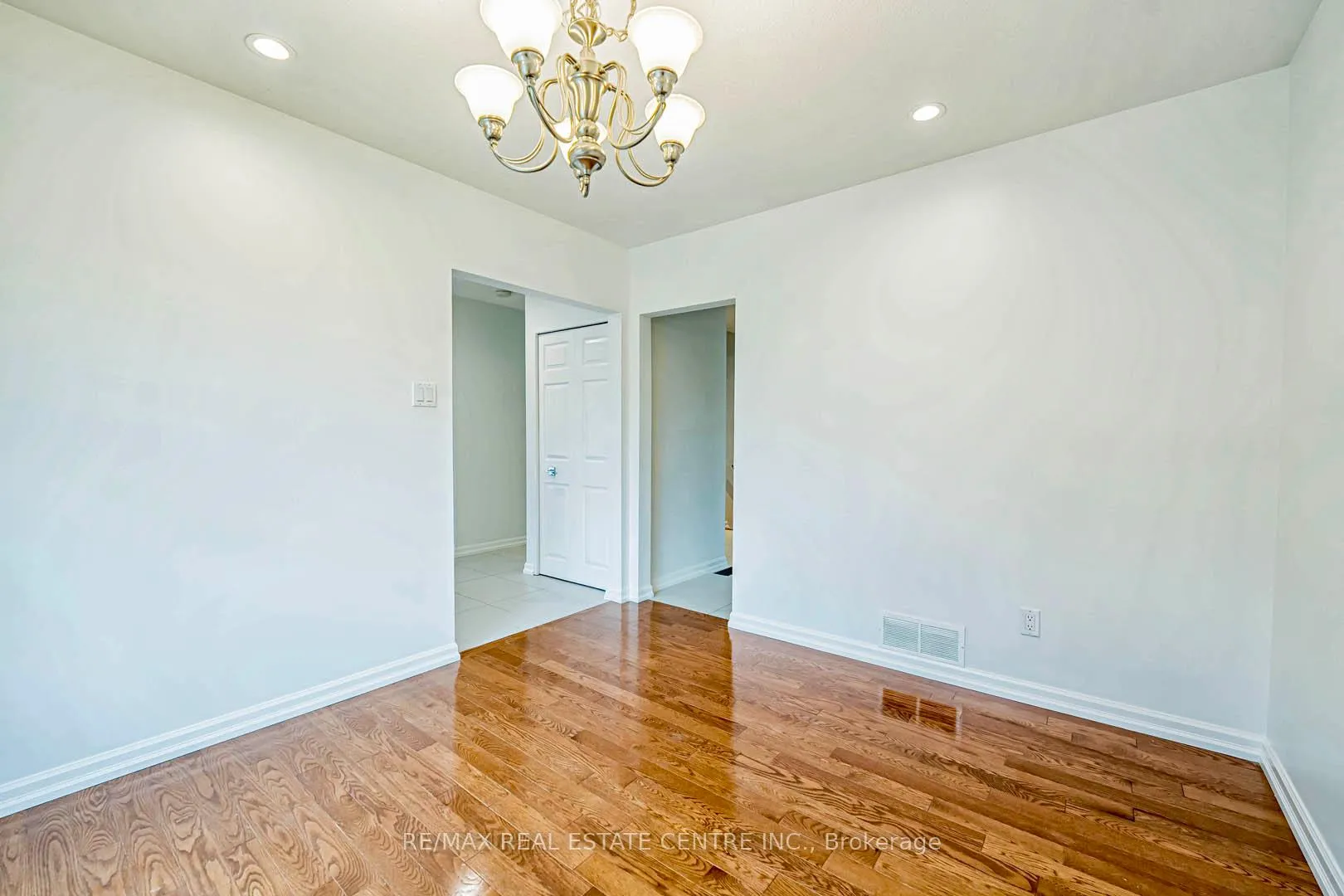 Photo 12 of 105 Drakefield Road, Markham, Bullock — HOMEH