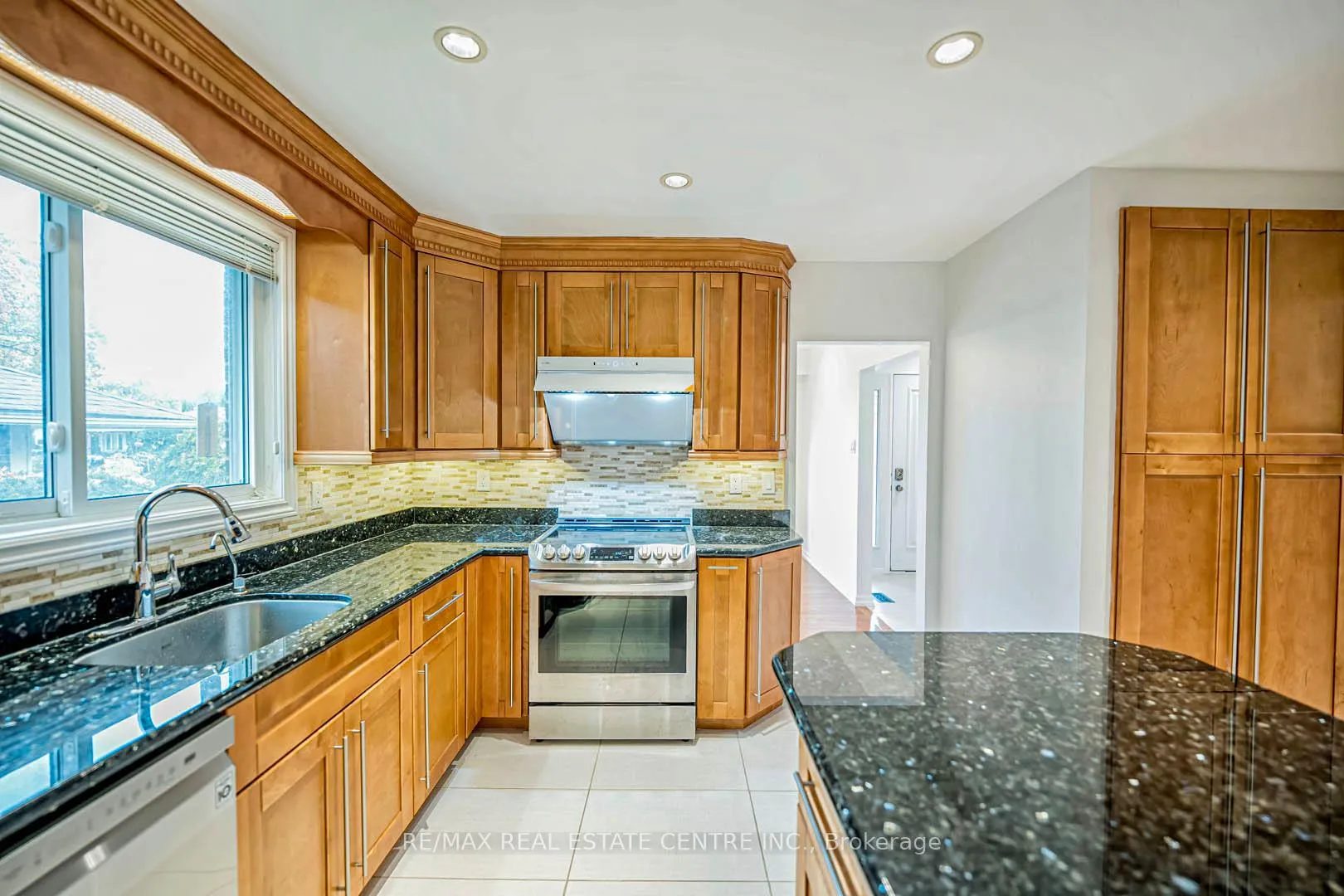Photo 16 of 105 Drakefield Road, Markham, Bullock — HOMEH