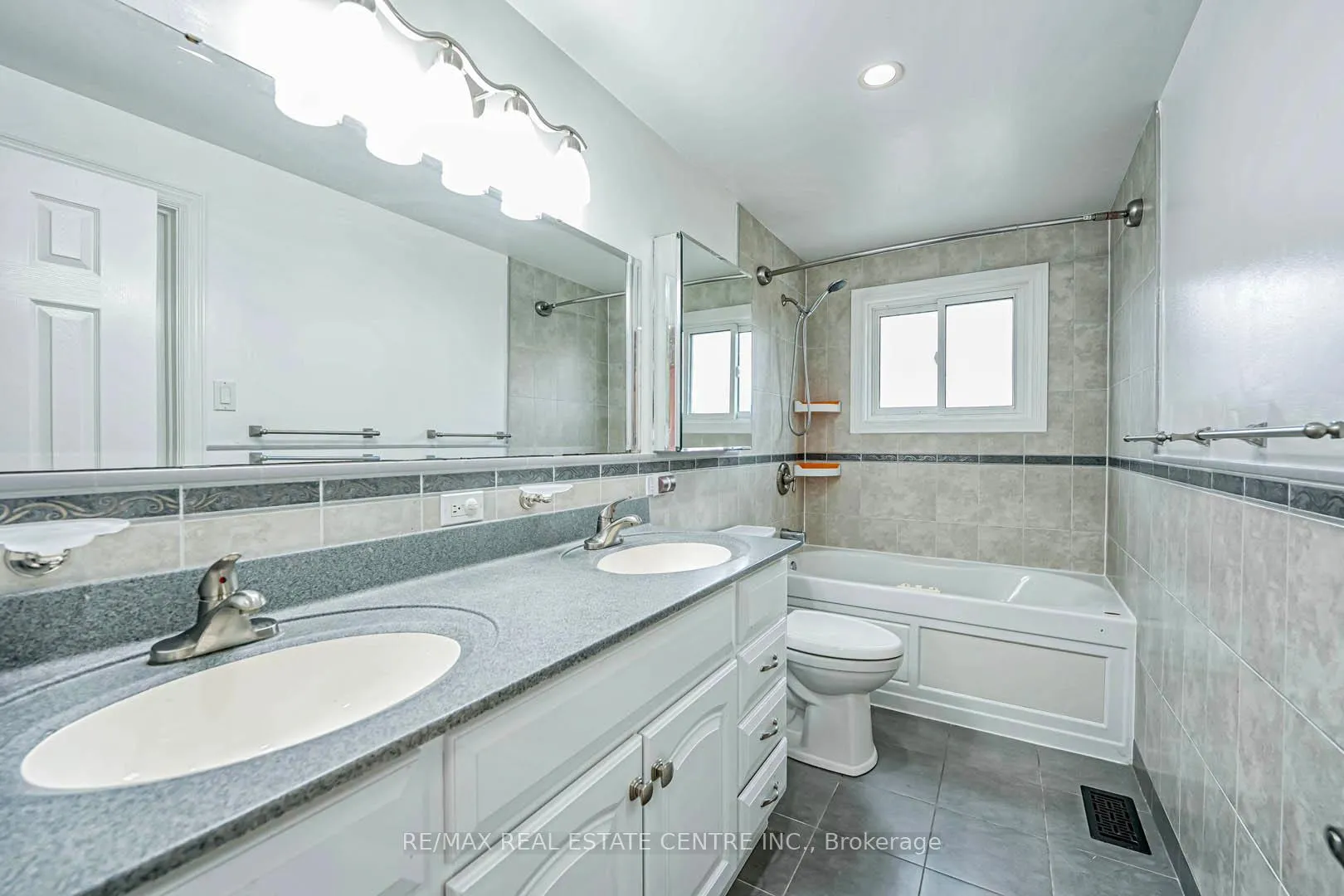 Photo 34 of 105 Drakefield Road, Markham, Bullock — HOMEH