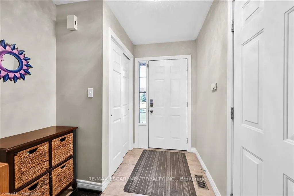 Photo 4 of 194 Gatestone Drive, Hamilton, Stoney Creek Mountain — HOMEH