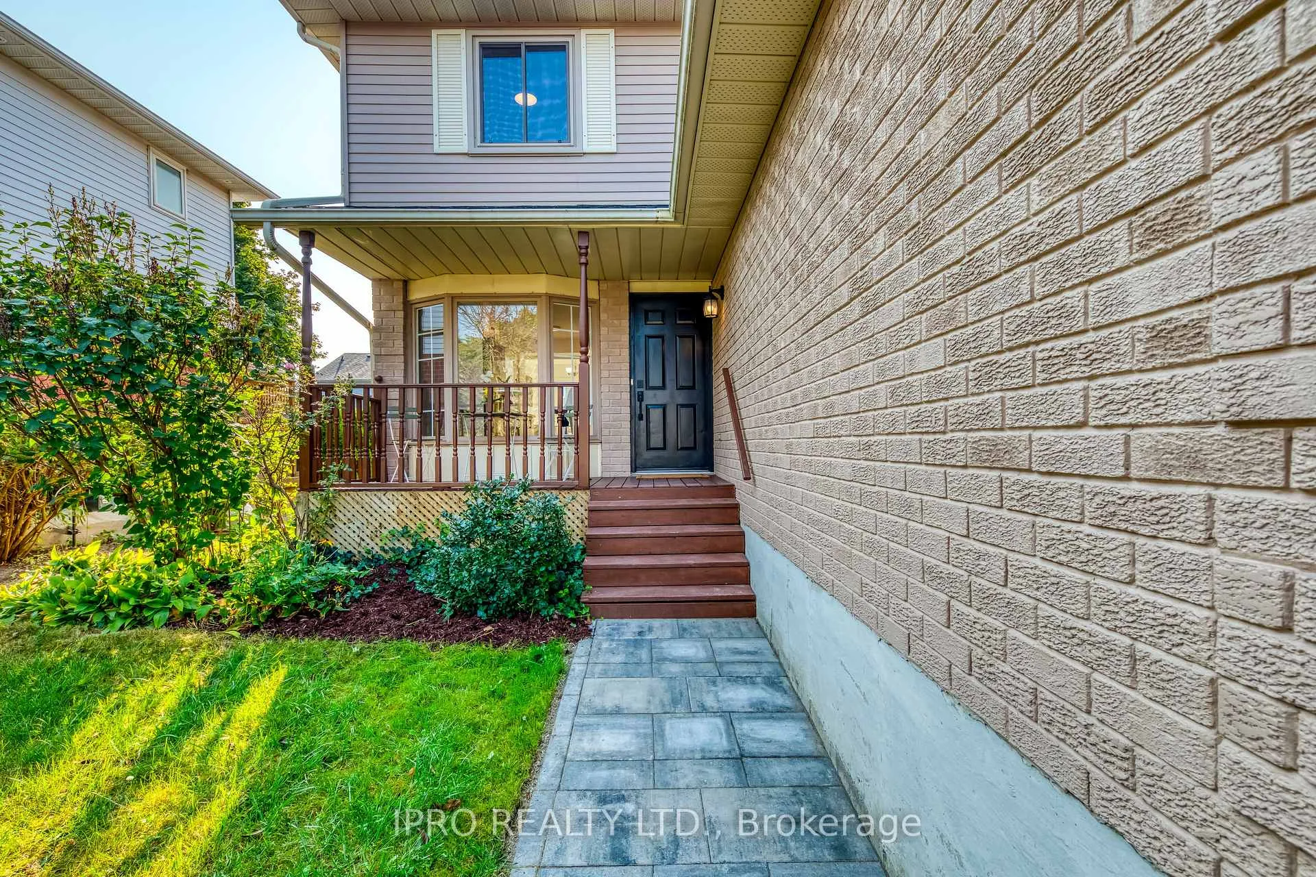 Photo 2 of 45 Karsh Crescent, Hamilton, Waterdown — HOMEH