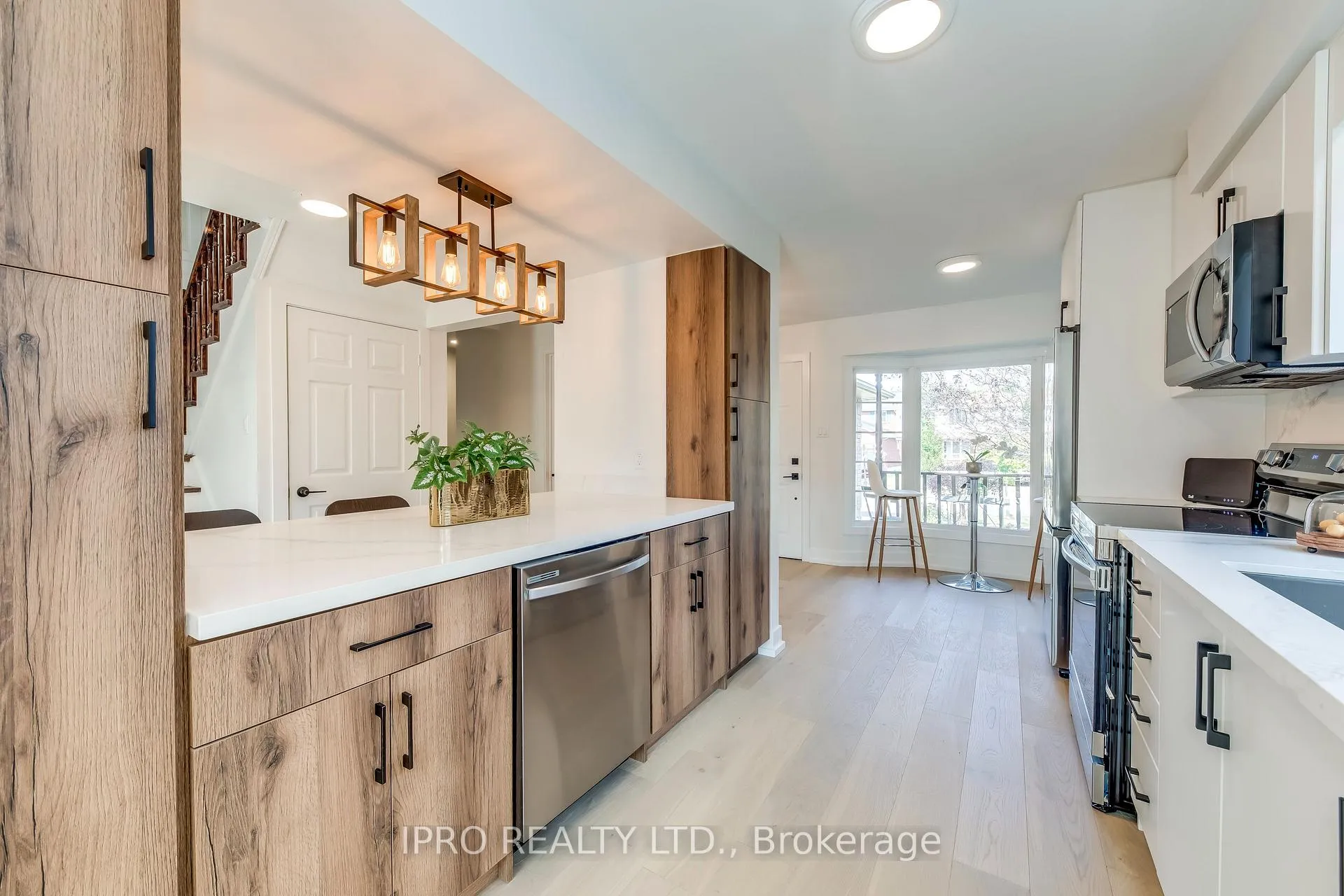 Photo 10 of 45 Karsh Crescent, Hamilton, Waterdown — HOMEH