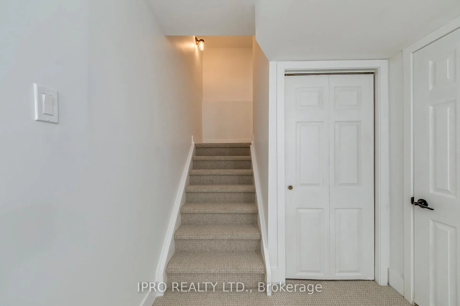 Photo 32 of 45 Karsh Crescent, Hamilton, Waterdown — HOMEH
