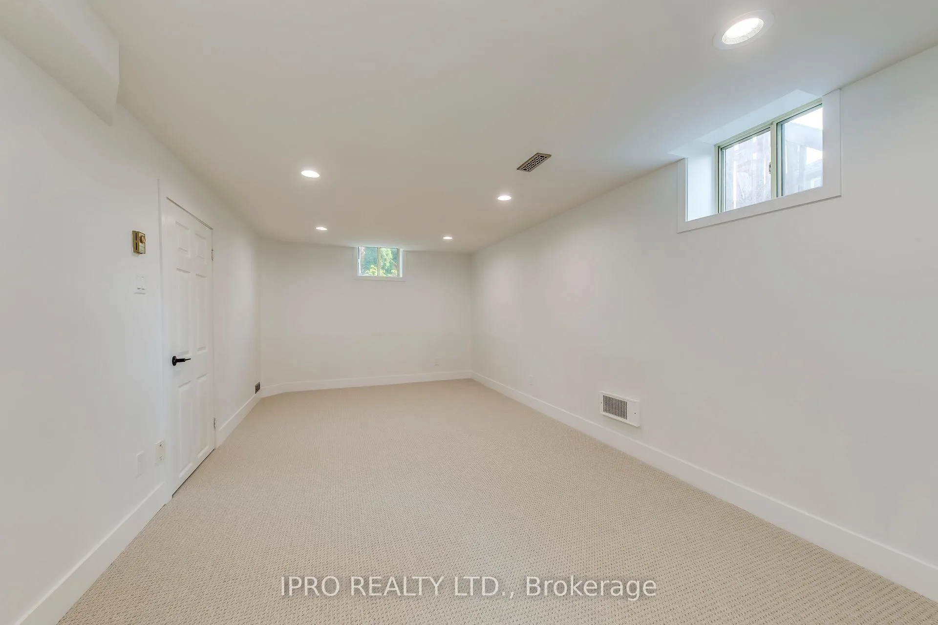 Photo 33 of 45 Karsh Crescent, Hamilton, Waterdown — HOMEH