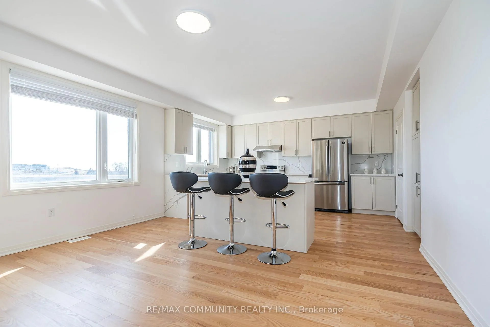 Photo 11 of 35 Yacht Drive, Clarington, Bowmanville — HOMEH