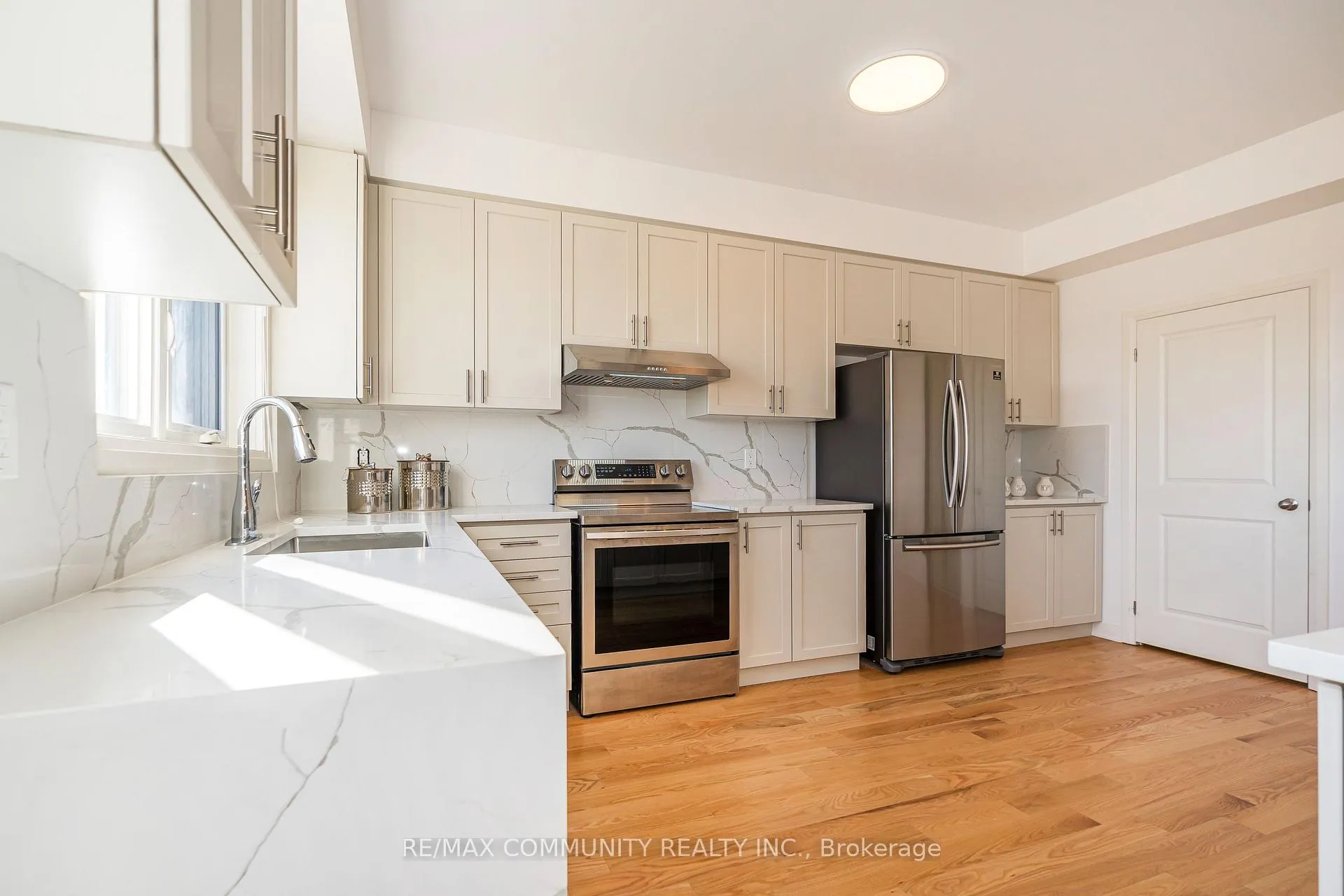 Photo 13 of 35 Yacht Drive, Clarington, Bowmanville — HOMEH