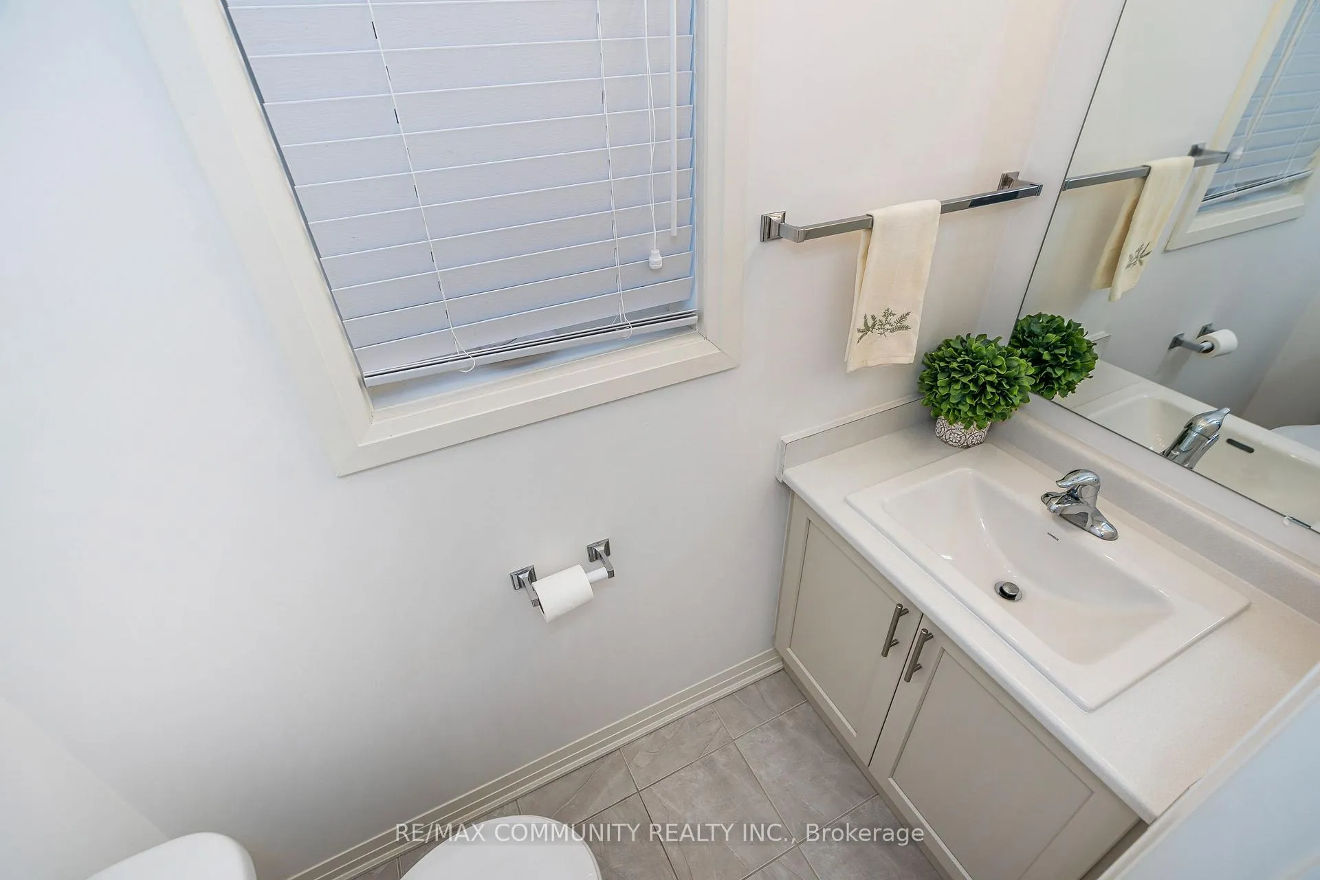 Photo 16 of 35 Yacht Drive, Clarington, Bowmanville — HOMEH