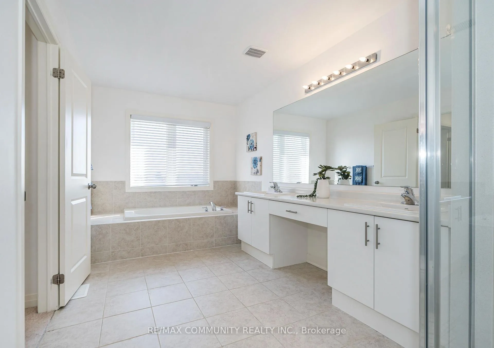 Photo 19 of 35 Yacht Drive, Clarington, Bowmanville — HOMEH