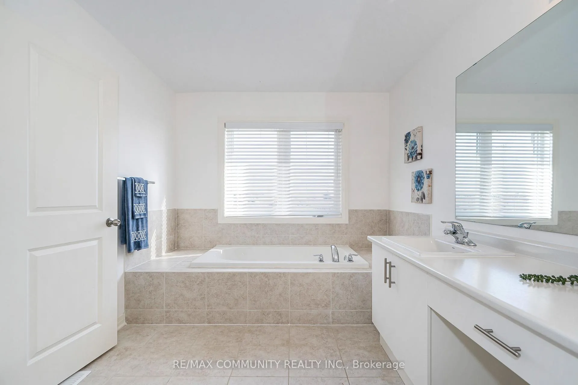 Photo 20 of 35 Yacht Drive, Clarington, Bowmanville — HOMEH