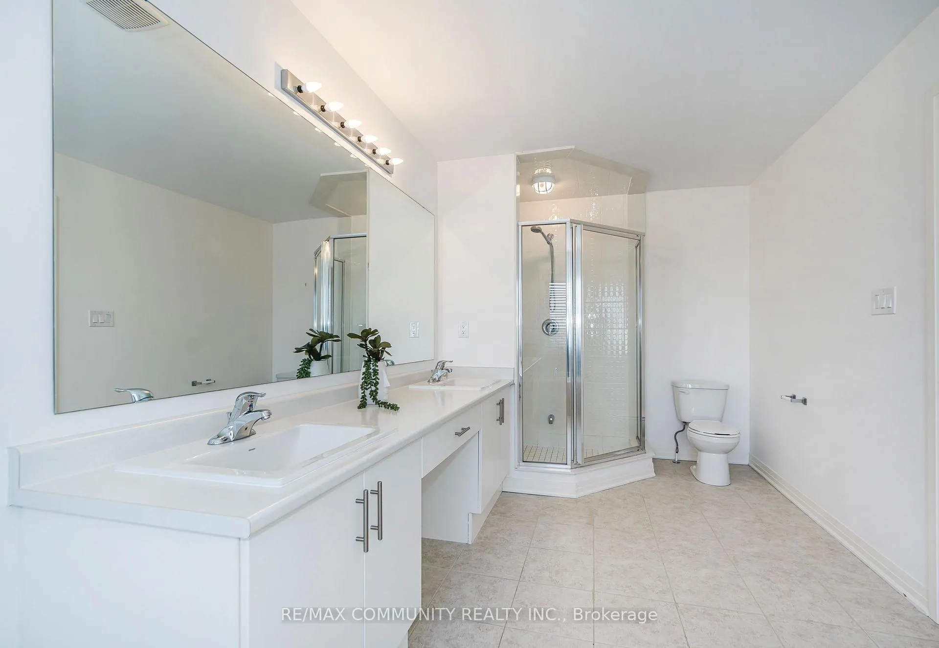 Photo 21 of 35 Yacht Drive, Clarington, Bowmanville — HOMEH