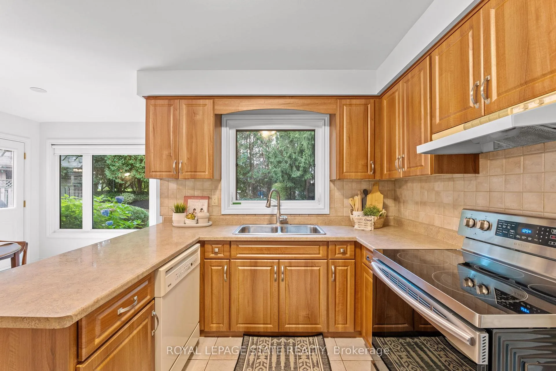 Photo 10 of 125 Chatterson Drive, Hamilton, Ancaster — HOMEH