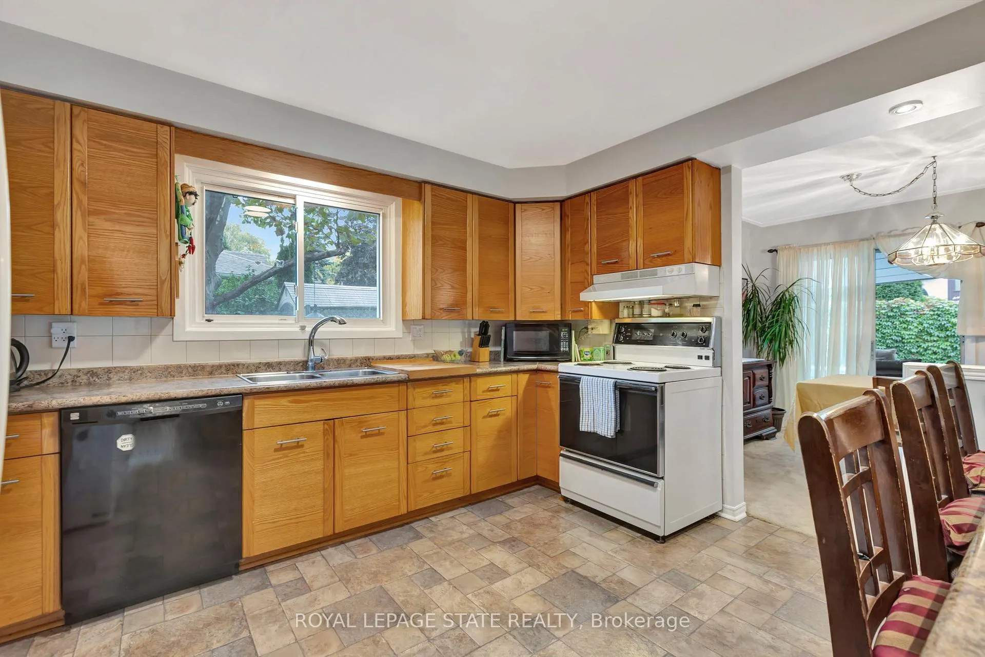 Photo 8 of 65 Maple Drive, Hamilton, Stoney Creek — HOMEH