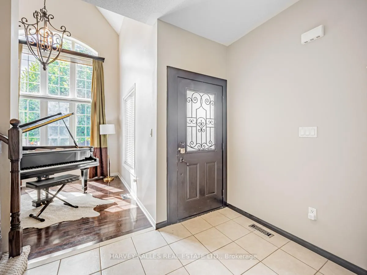 Photo 4 of 1352 Langley Circle, Oshawa, Pinecrest — HOMEH
