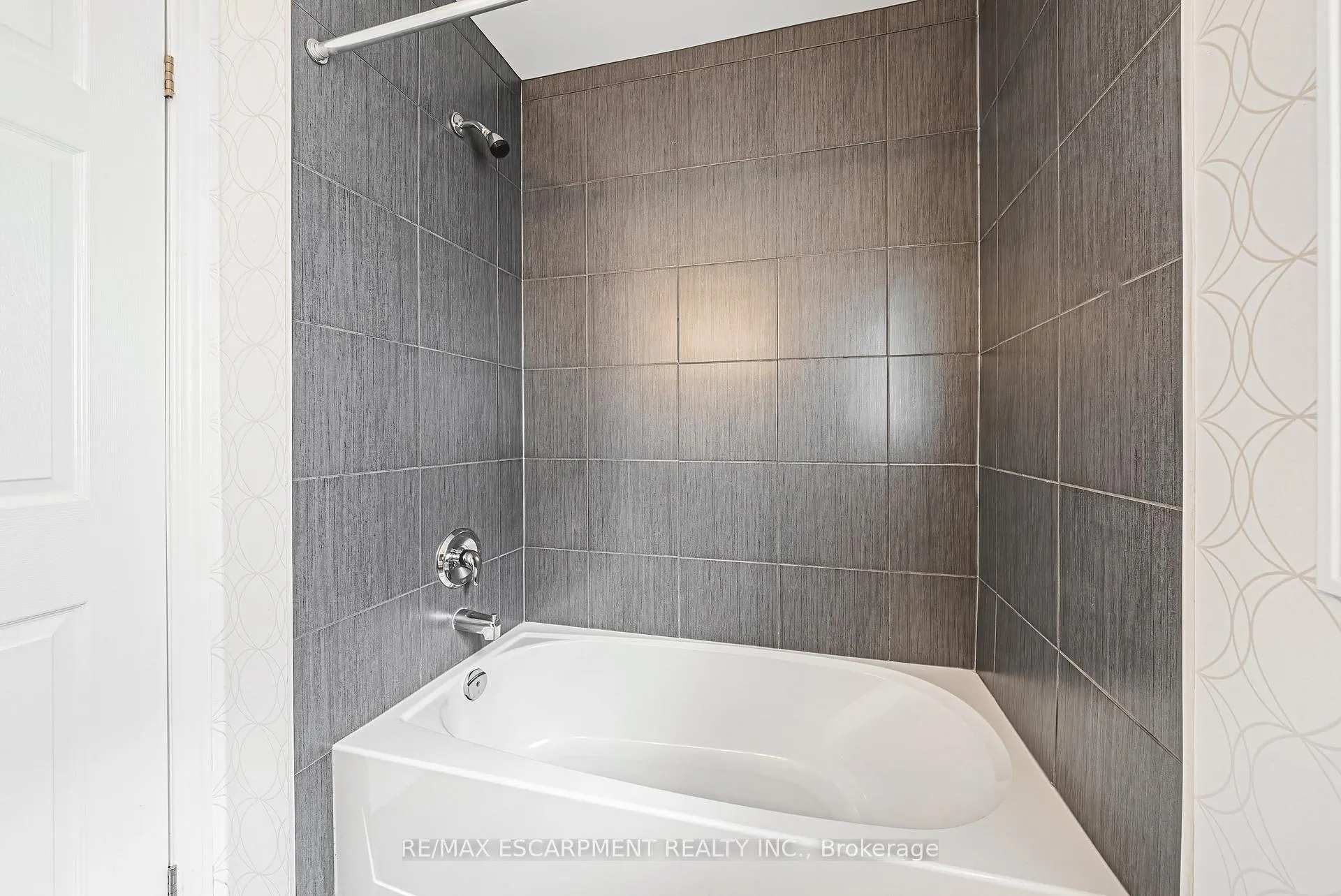 Photo 19 of 208 Lormont Boulevard, Hamilton, Stoney Creek — HOMEH