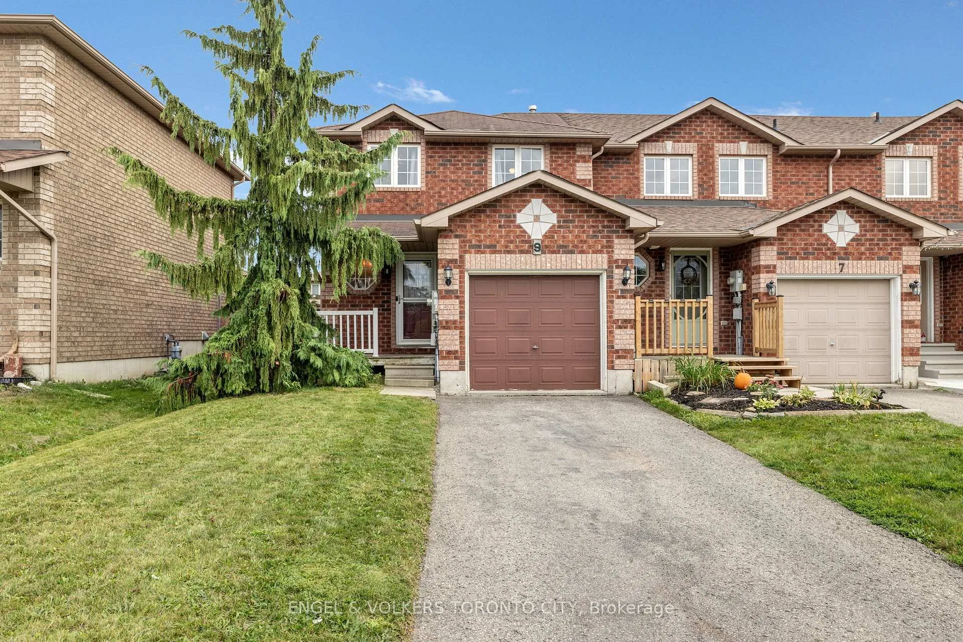 Photo 2 of 9 Coronation Parkway, Barrie, Innis-Shore — HOMEH