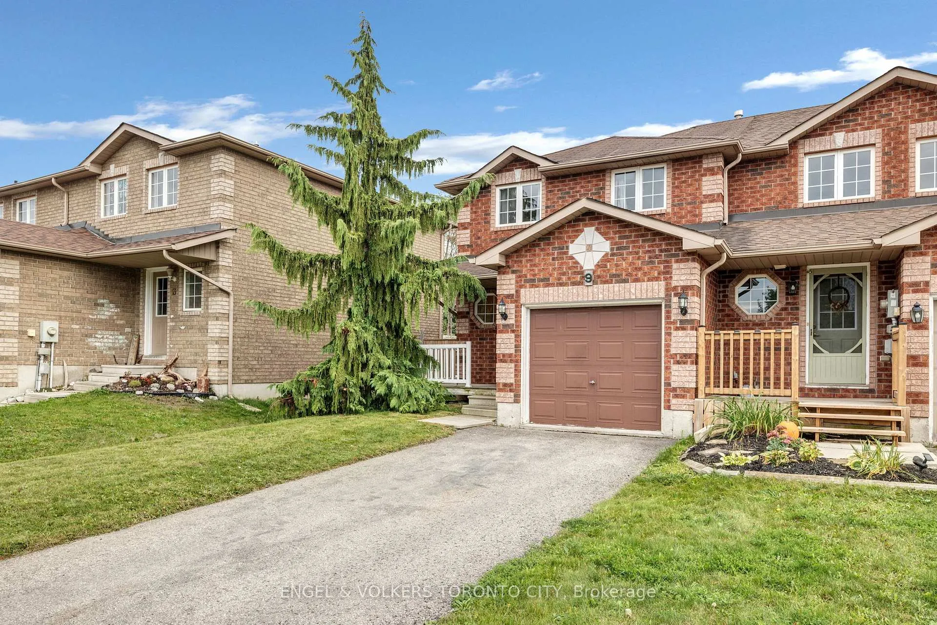 Photo 3 of 9 Coronation Parkway, Barrie, Innis-Shore — HOMEH