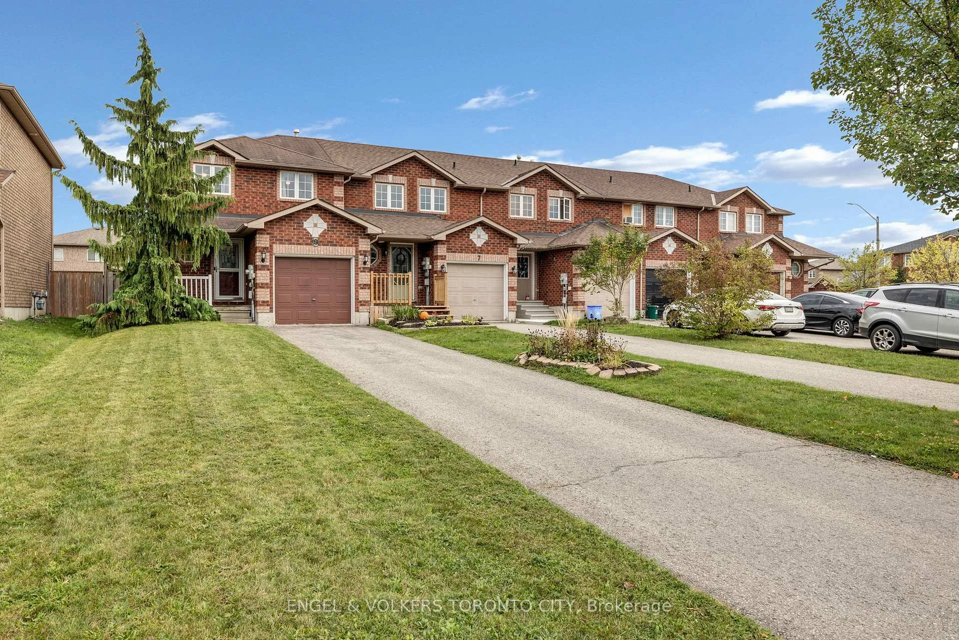Photo 4 of 9 Coronation Parkway, Barrie, Innis-Shore — HOMEH