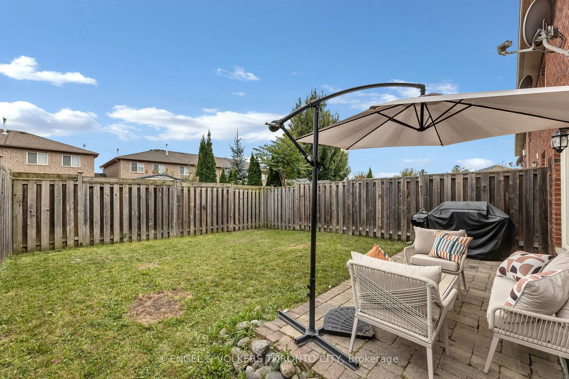 Photo 5 of 9 Coronation Parkway, Barrie, Innis-Shore — HOMEH