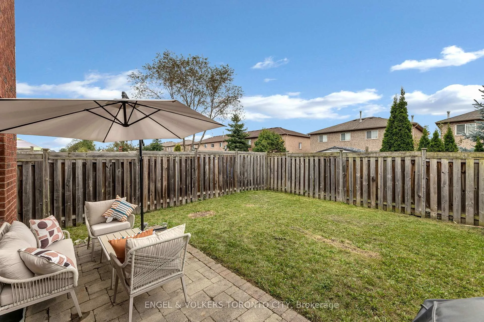 Photo 6 of 9 Coronation Parkway, Barrie, Innis-Shore — HOMEH