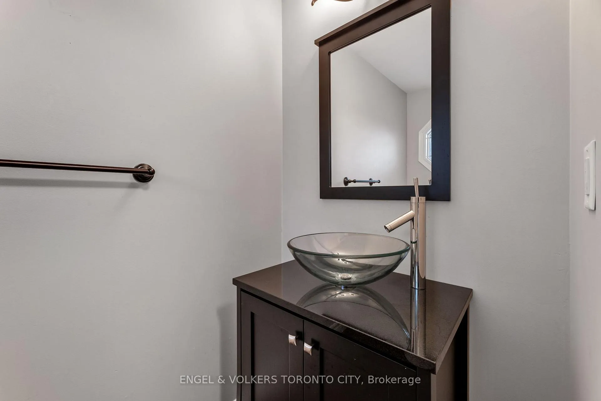 Photo 12 of 9 Coronation Parkway, Barrie, Innis-Shore — HOMEH