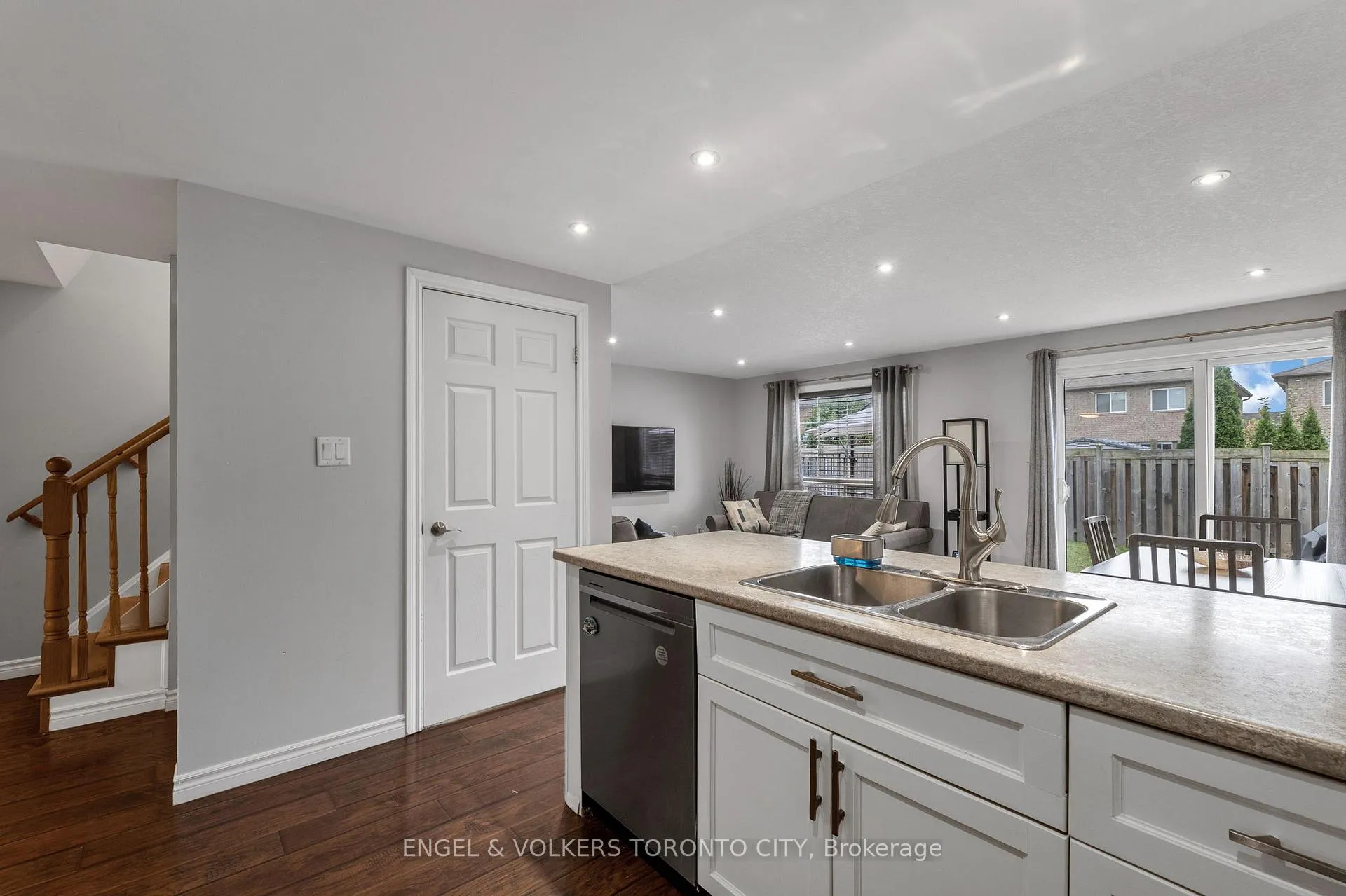 Photo 13 of 9 Coronation Parkway, Barrie, Innis-Shore — HOMEH