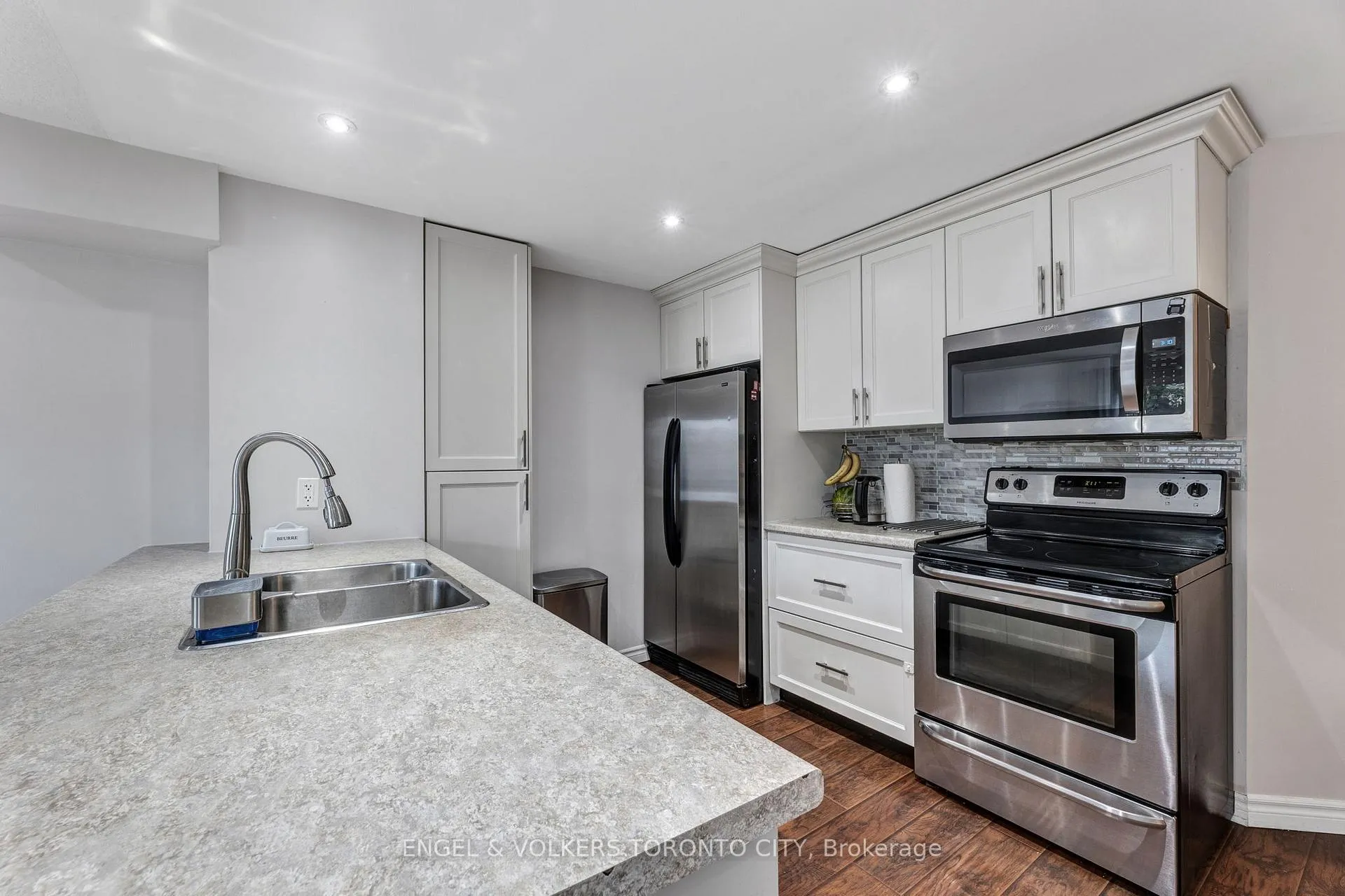 Photo 14 of 9 Coronation Parkway, Barrie, Innis-Shore — HOMEH