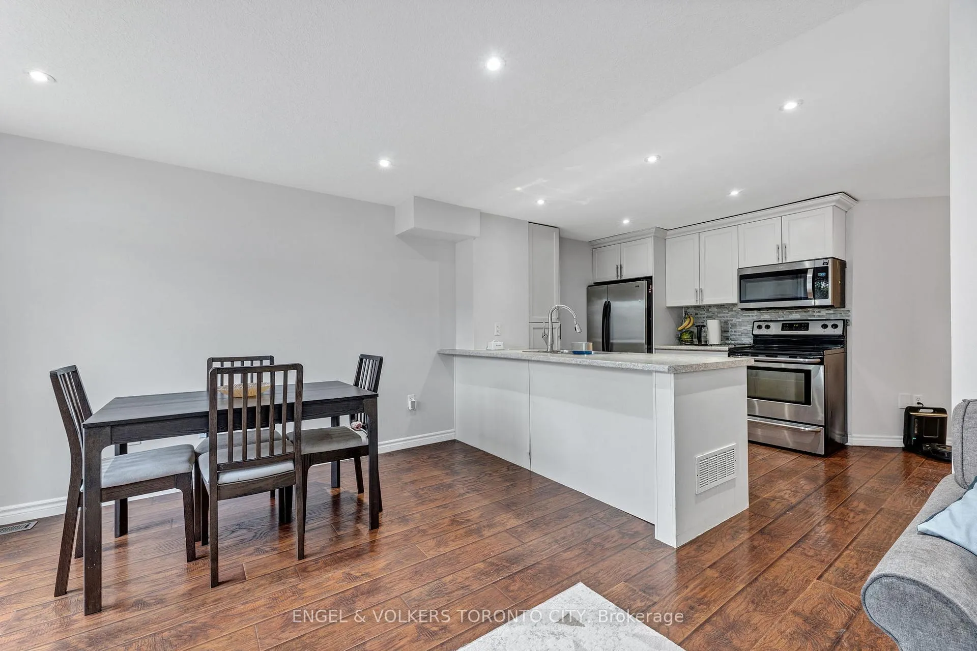 Photo 20 of 9 Coronation Parkway, Barrie, Innis-Shore — HOMEH