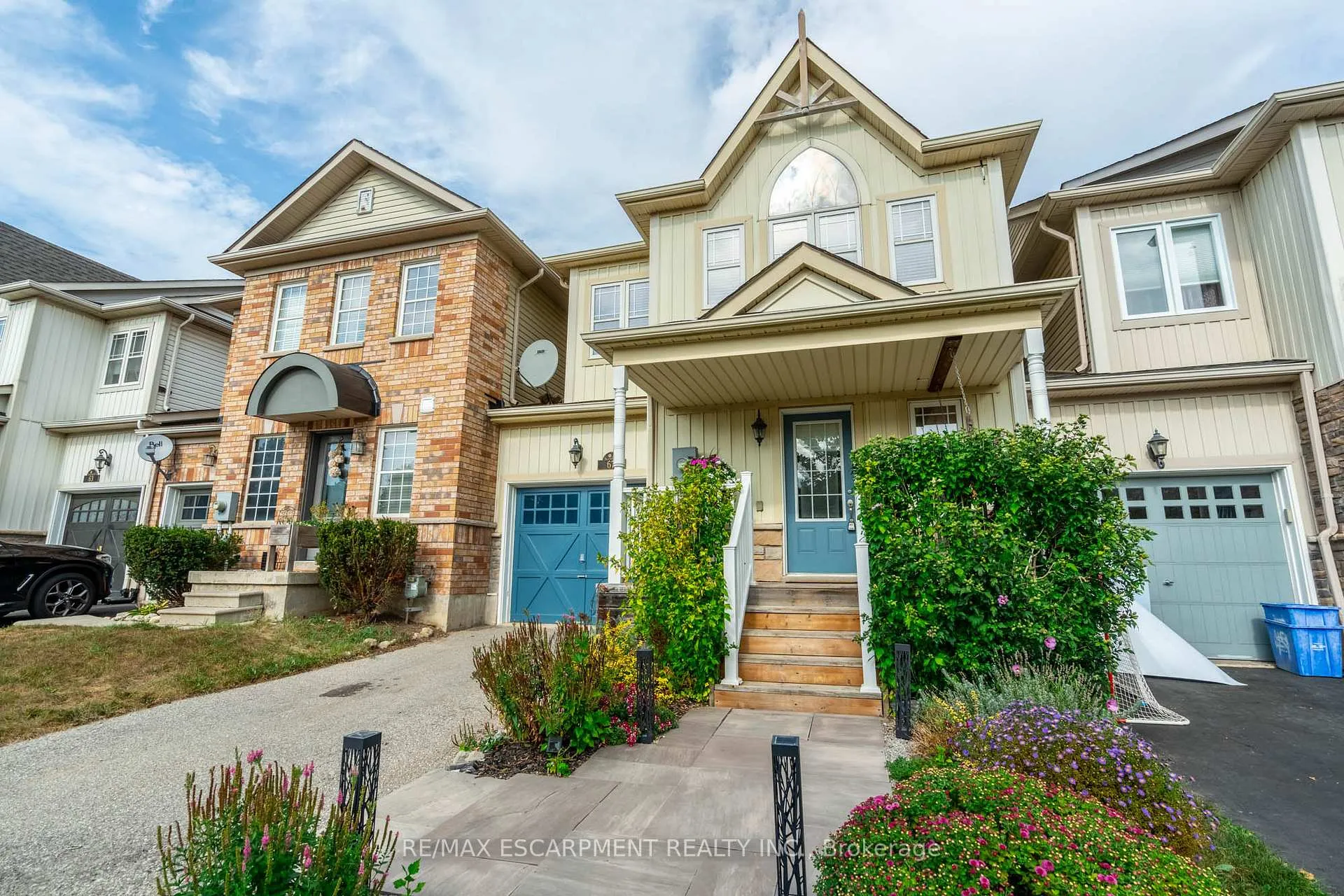 Photo 2 of 67 Golden Iris Crescent, Hamilton, Waterdown — HOMEH