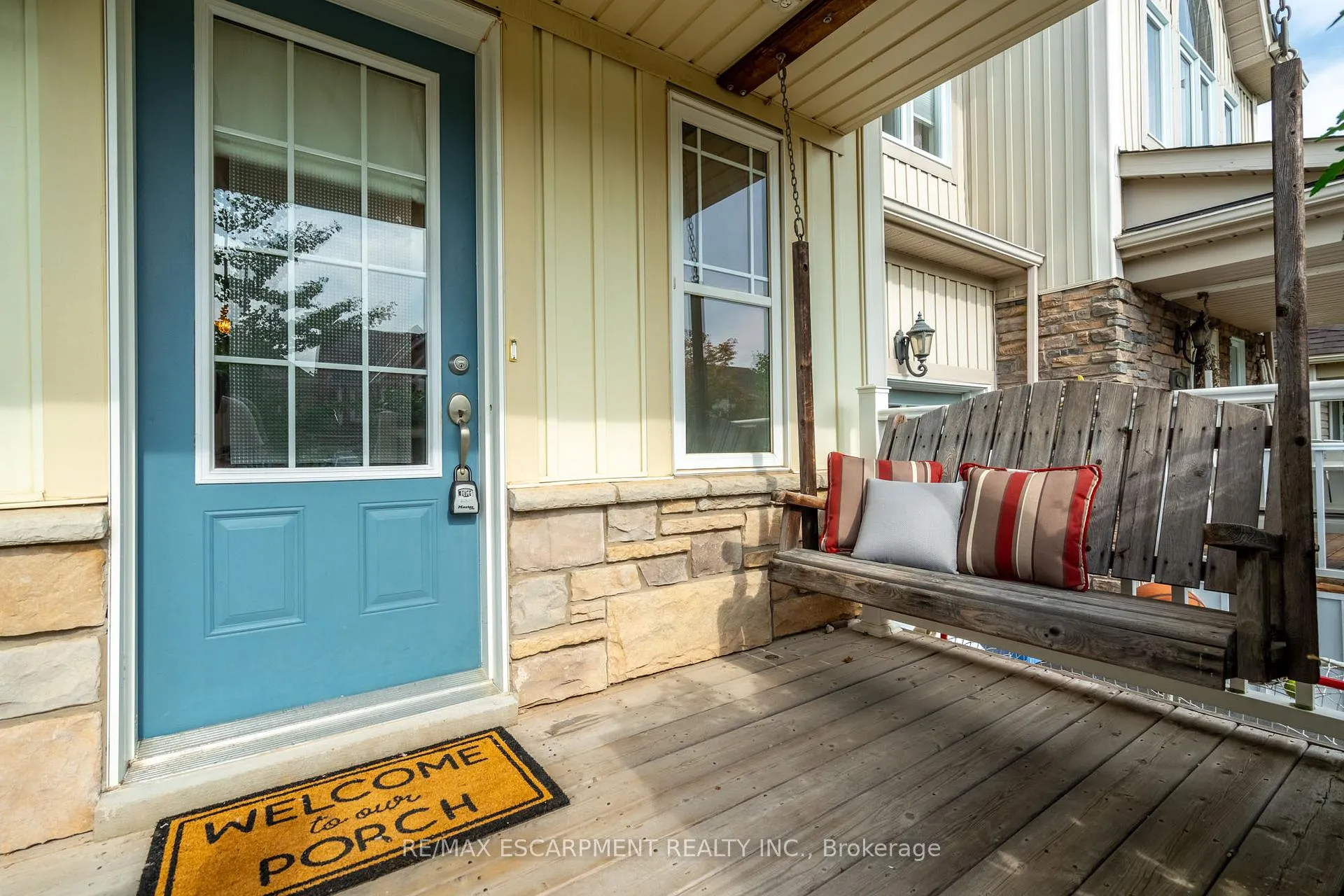 Photo 3 of 67 Golden Iris Crescent, Hamilton, Waterdown — HOMEH